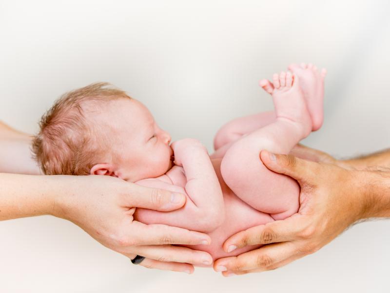 La main au service de l'allaitement : pour le bien-être de maman et bébé